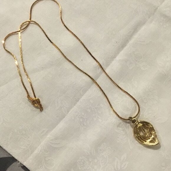 Goldtone Necklace With Leaf Pendant - Picture 3 of 4